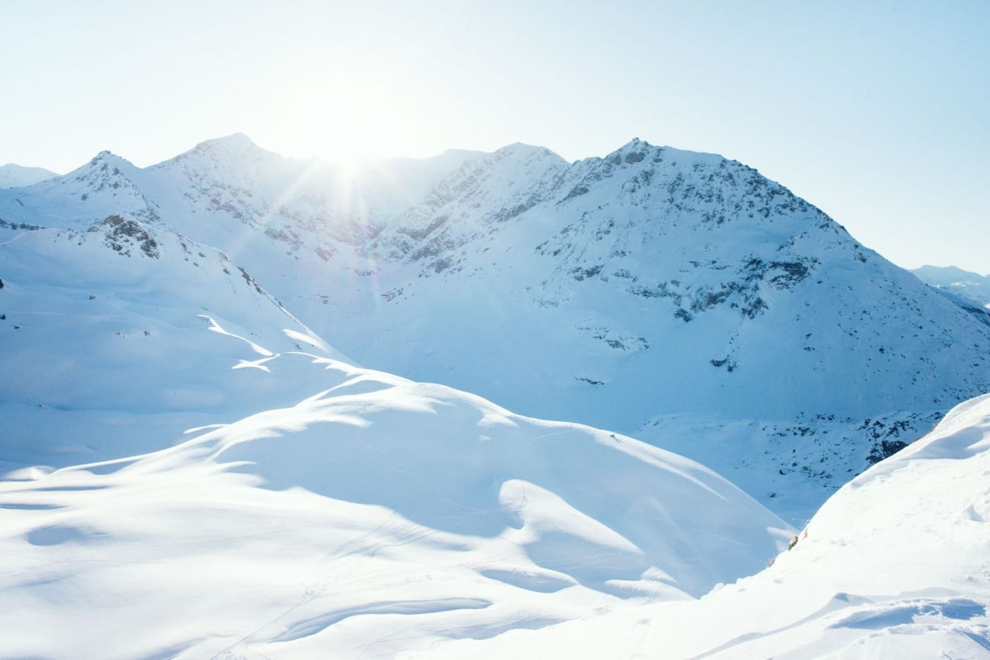 Die verschneiten Gipfel des Vallon du Clou oberhalb von Le Monal, in Sainte-Foy-Tarentaise
