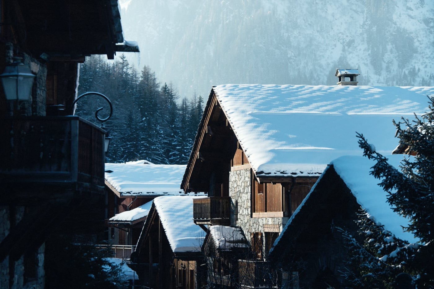 Chalets aus Holz und Stein im Schnee in Sainte-Foy-Tarentaise