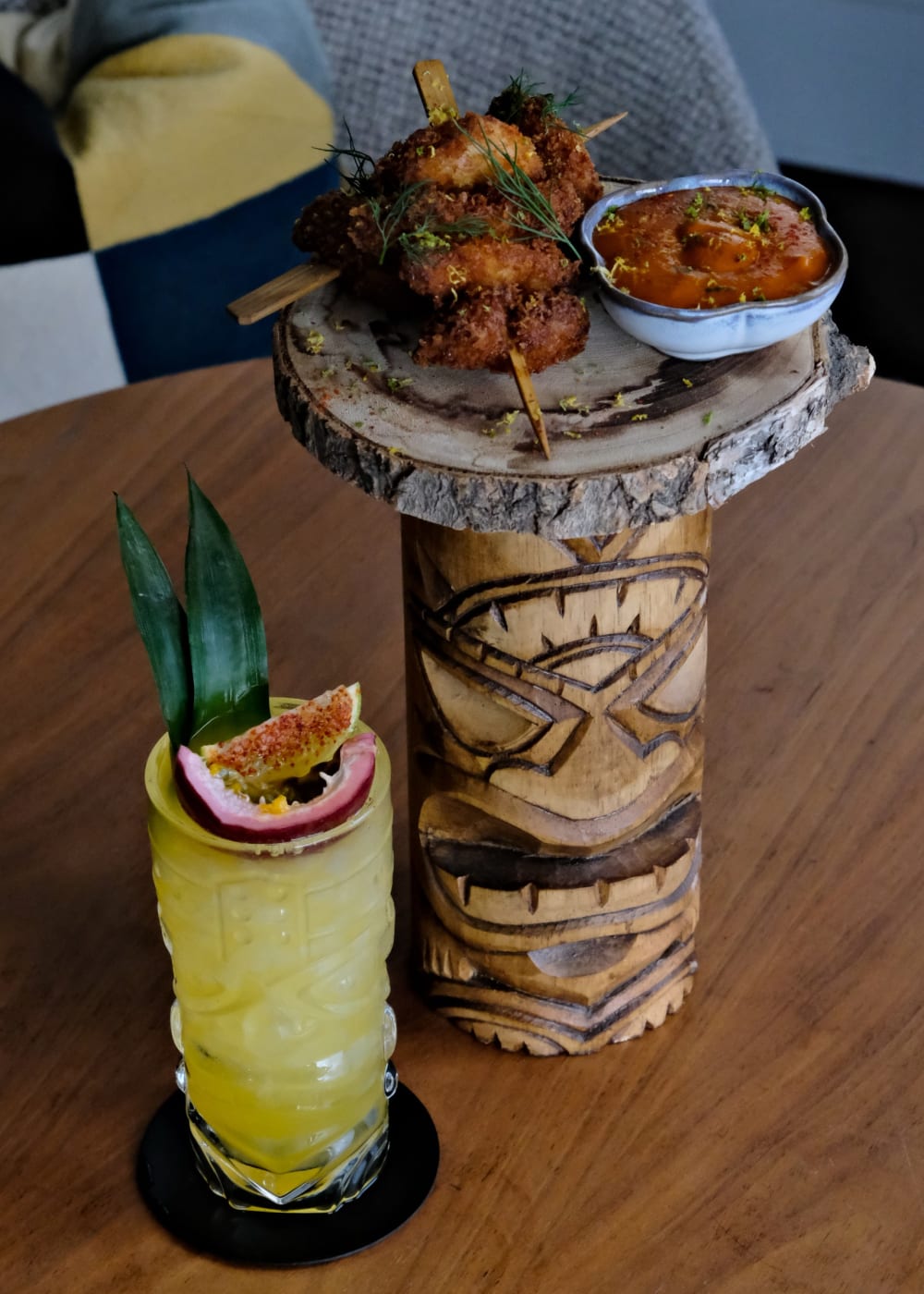 Tapas nach Art der Antillen und Cocktail von der Route-du-Rhum-Sonderkarte in der Aquarium-Bar des Hotels Castelbrac