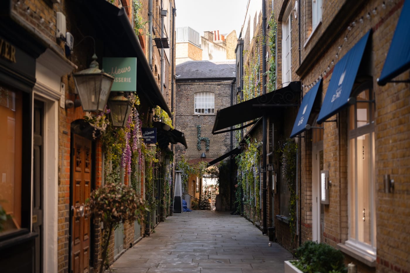 Ruelle pavée de Shepherd Market à Mayfair, à quelques pas de l'hôtel The Shepherd Mayfair