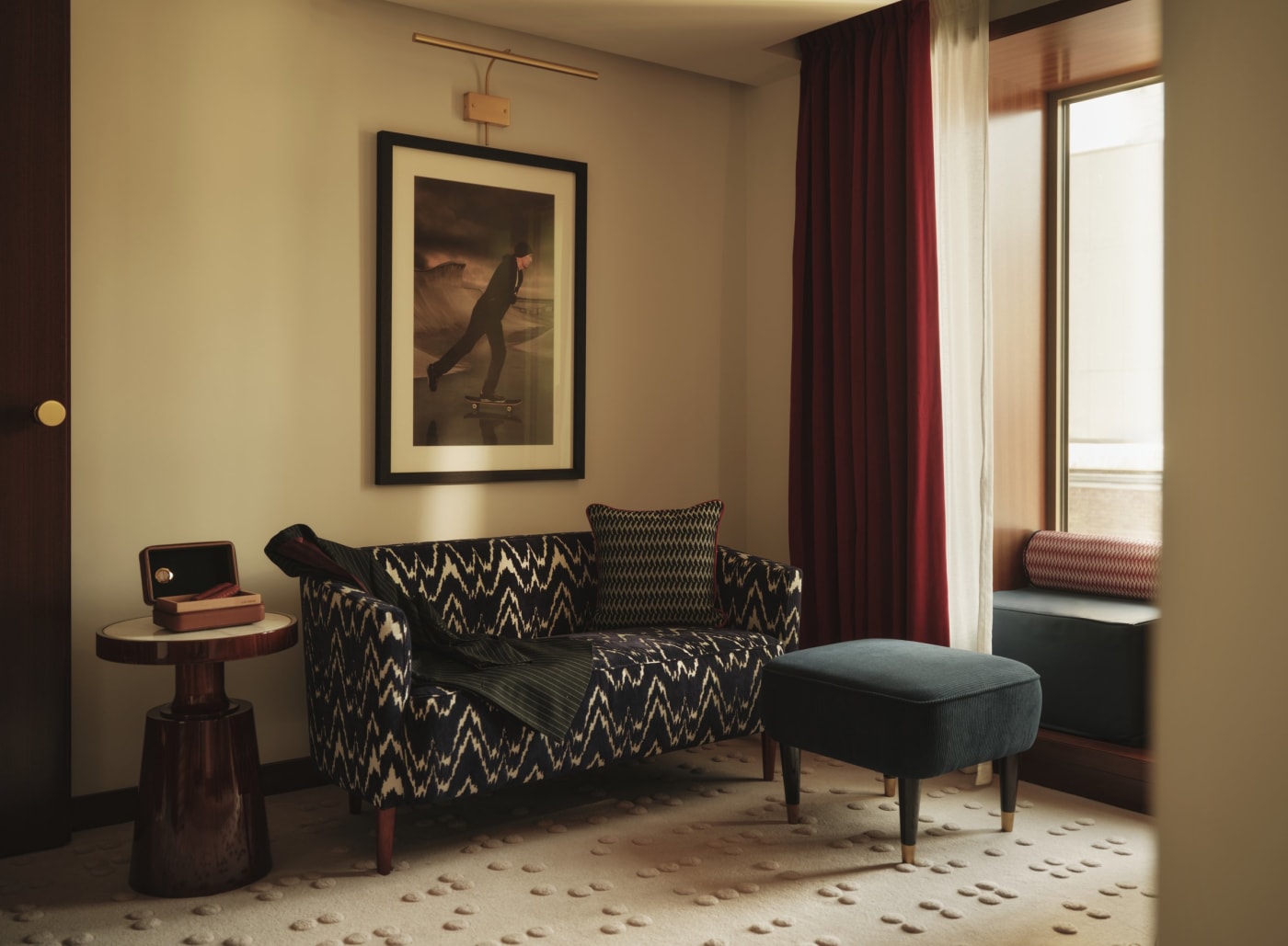 Coin salon de la Mayfair Suite à l'hôtel The Shepherd Mayfair, canapé à chevrons et photographie encadrée