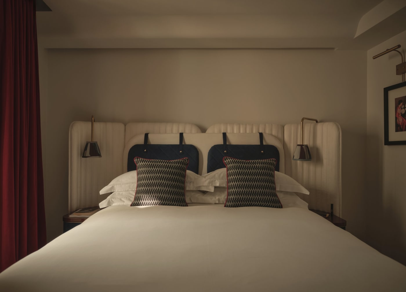 Lit king size et tête de lit capitonnée de la Mayfair Suite, hôtel The Shepherd Mayfair à Londres