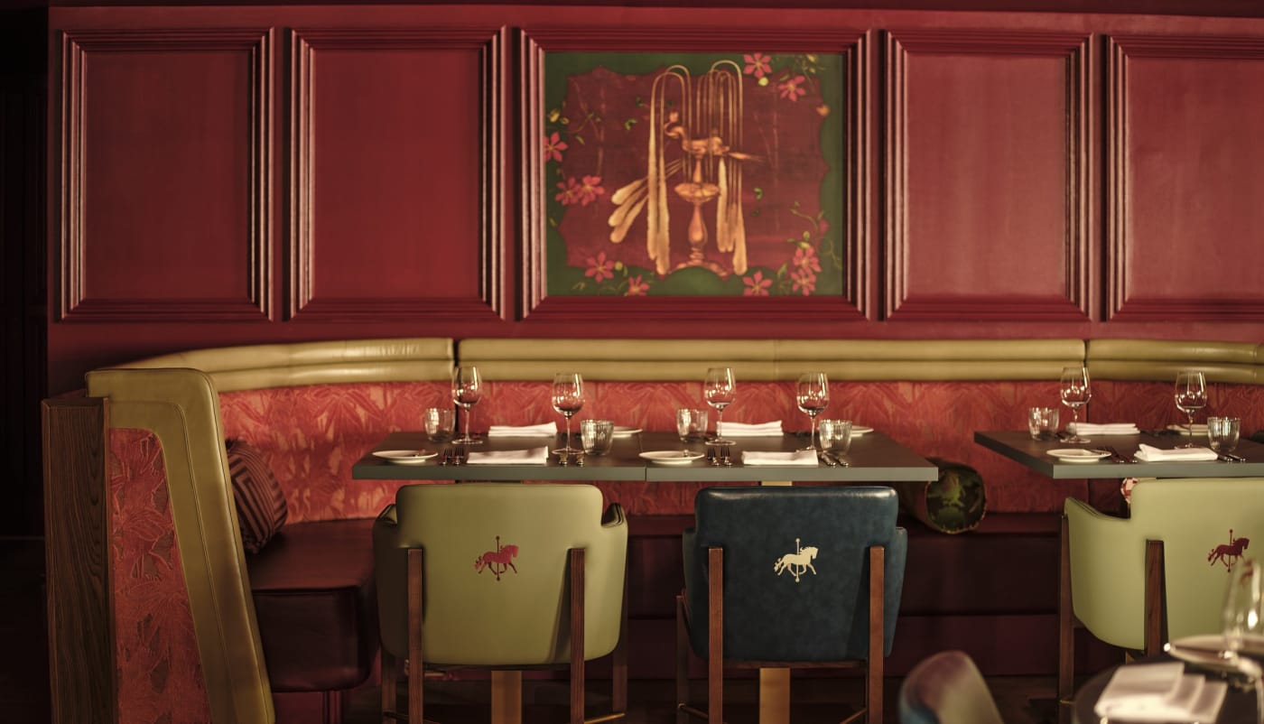 Banquettes rouges et fresque d'Adam Ellis au restaurant Fayre de l'hôtel The Shepherd Mayfair