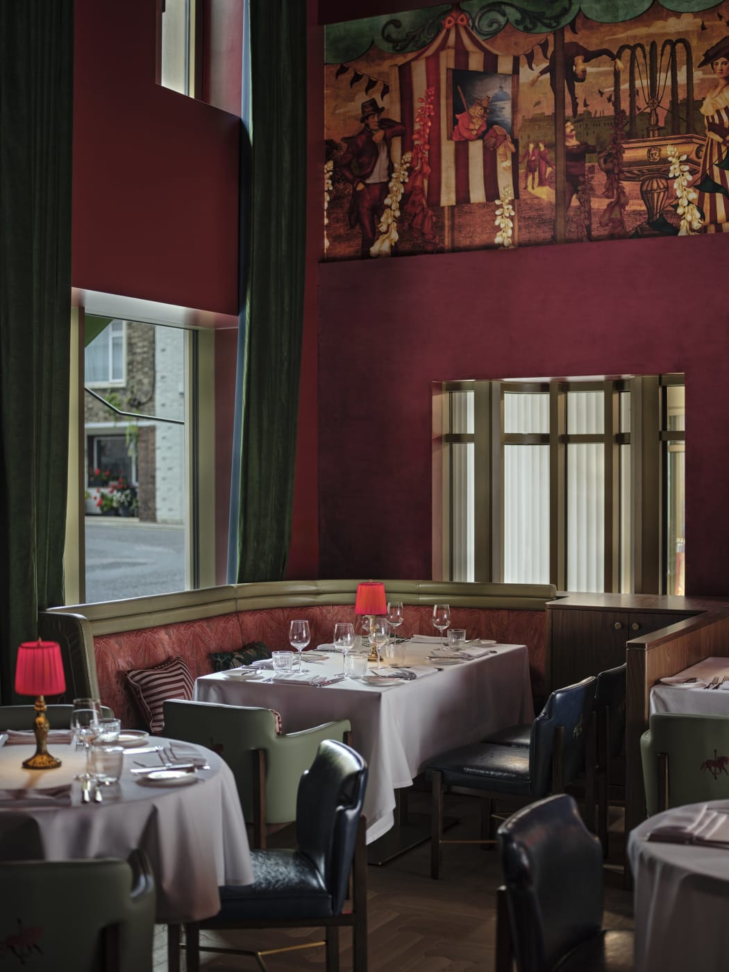 Salle du restaurant Fayre à l'hôtel The Shepherd Mayfair, murs bordeaux et vitraux ambrés