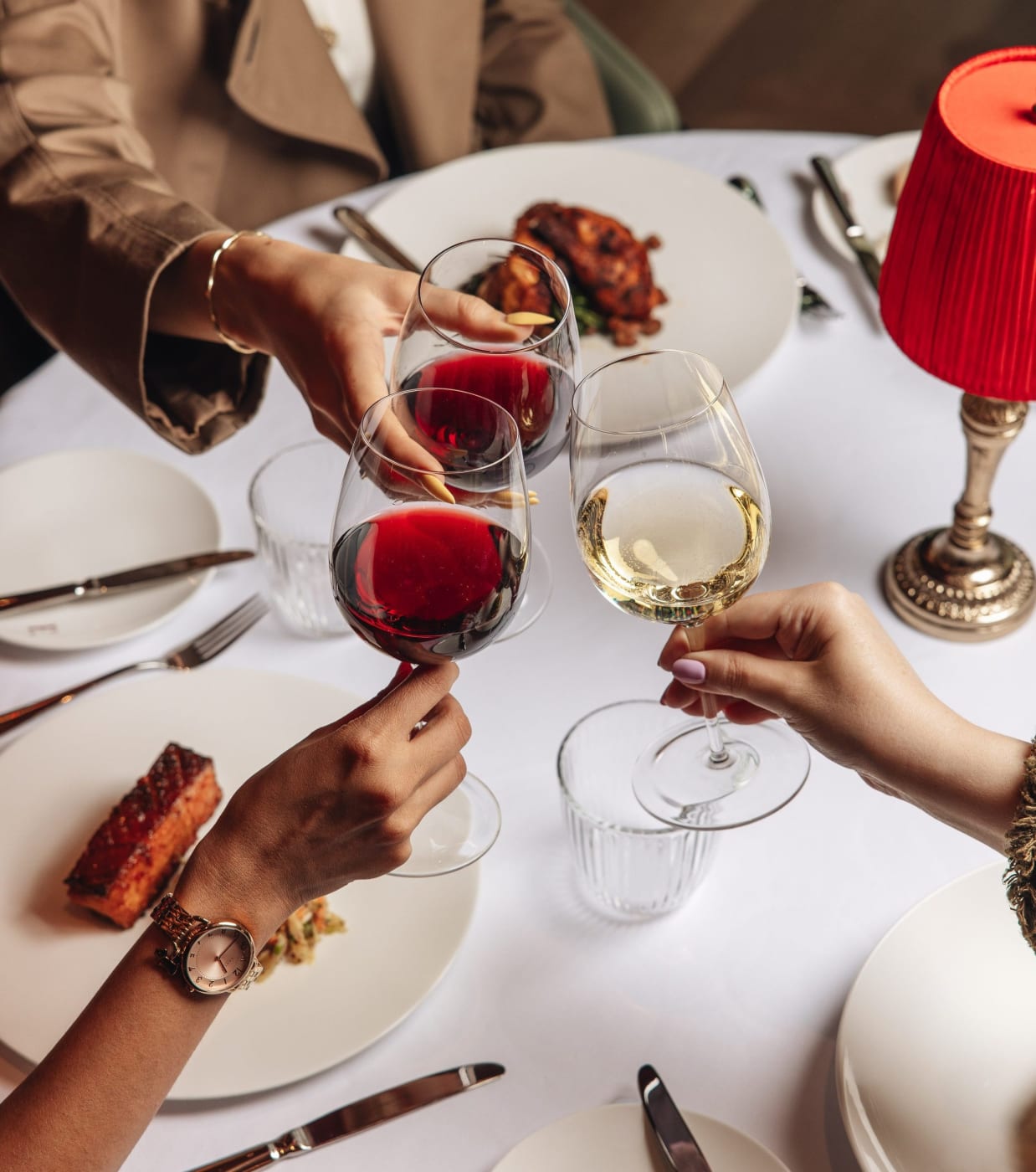 Table dressée et verres de vin au restaurant Fayre de l'hôtel The Shepherd Mayfair