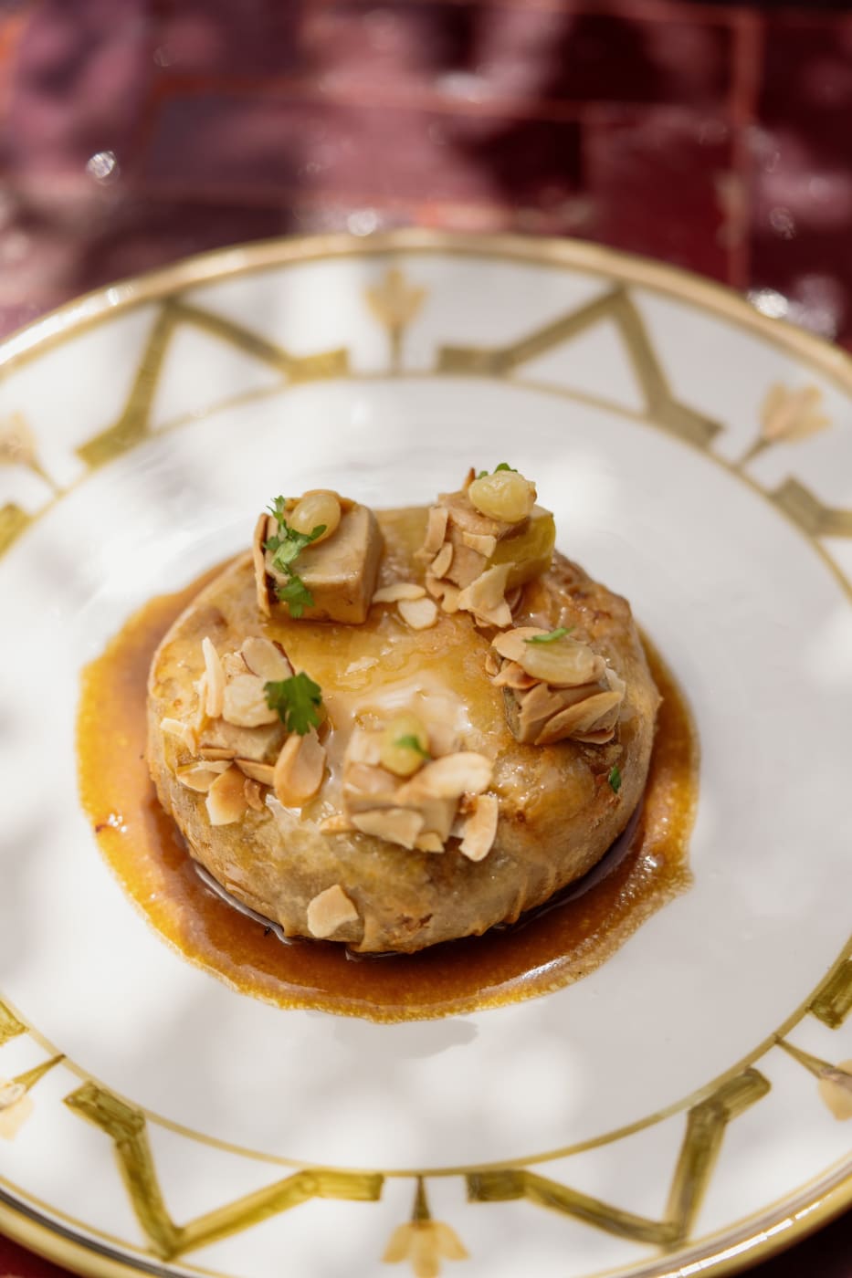 Pastilla de caille au foie gras parsemée d'amandes, nappée de son jus, au restaurant Inara du Four Seasons Resort Marrakech