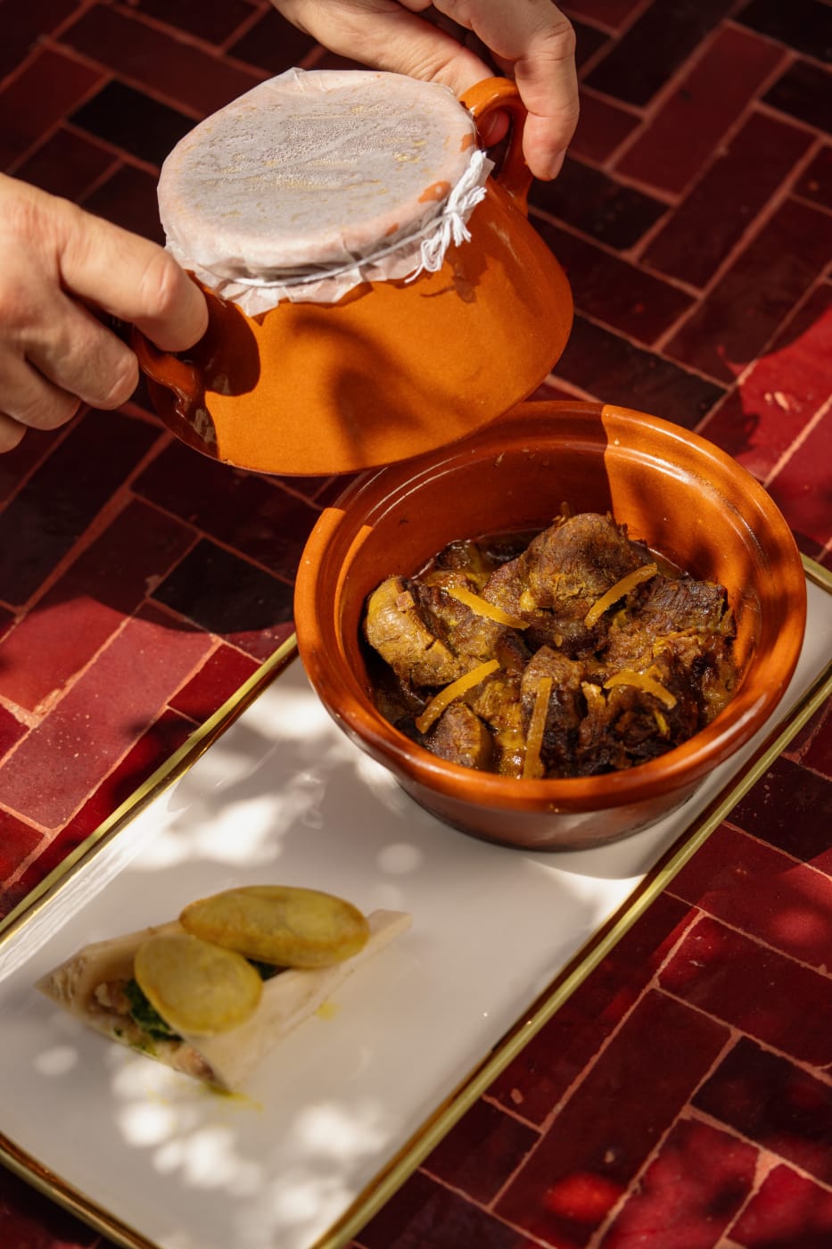 Tangia Marrakchia, jarret de bœuf servi dans sa jarre en terre cuite, au restaurant Inara du Four Seasons Resort Marrakech
