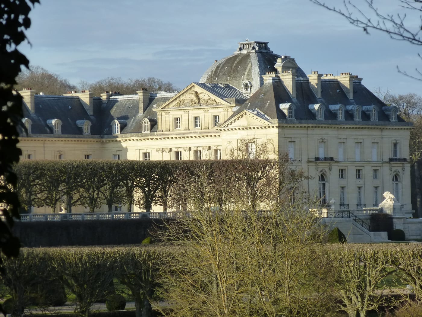 Façade du château de Voisins à Saint-Hilarion (Yvelines) vue depuis le parc, avec ses toits d'ardoise et son dôme