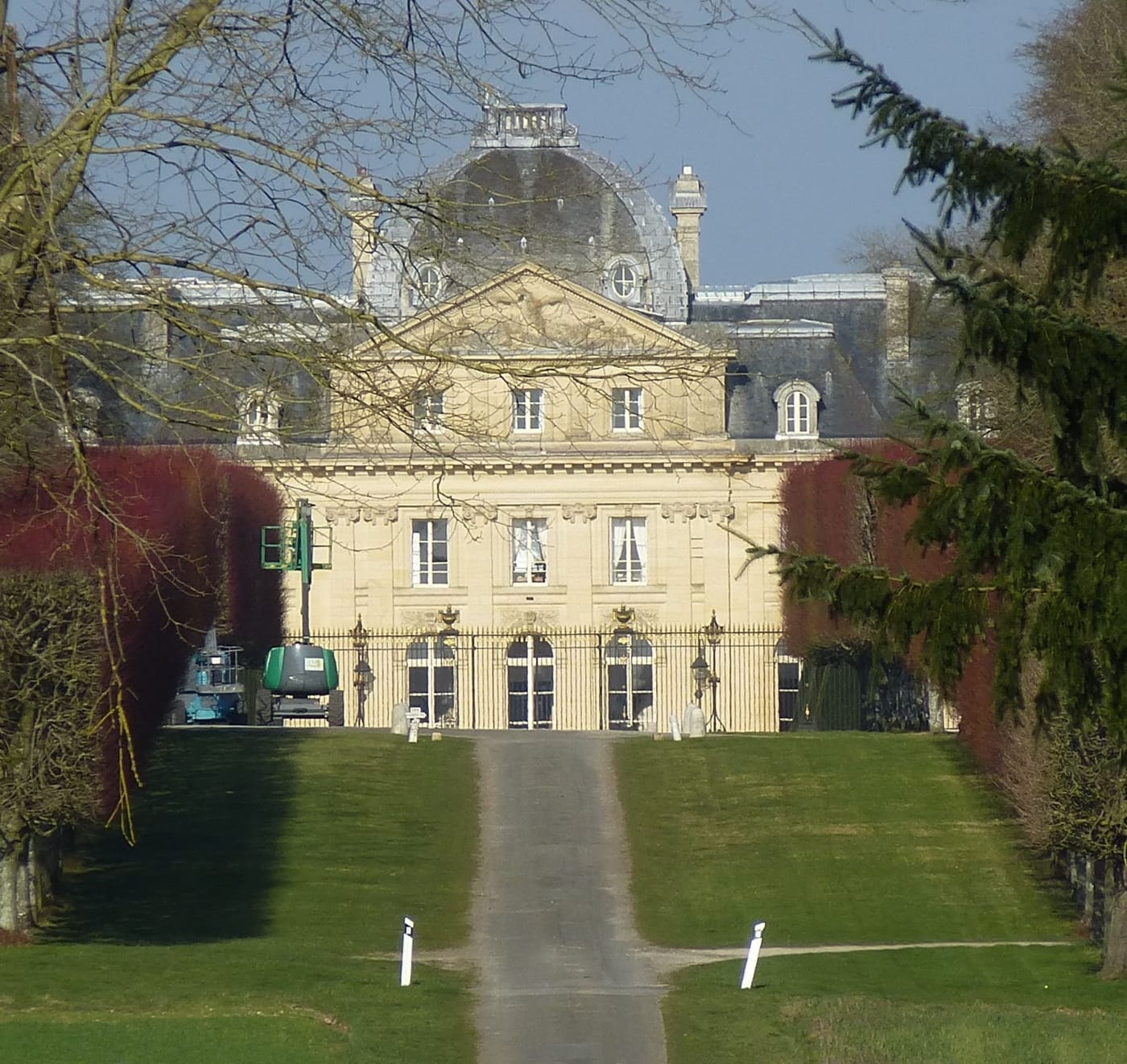 Le château de Voisins à Saint-Hilarion au bout de son allée centrale