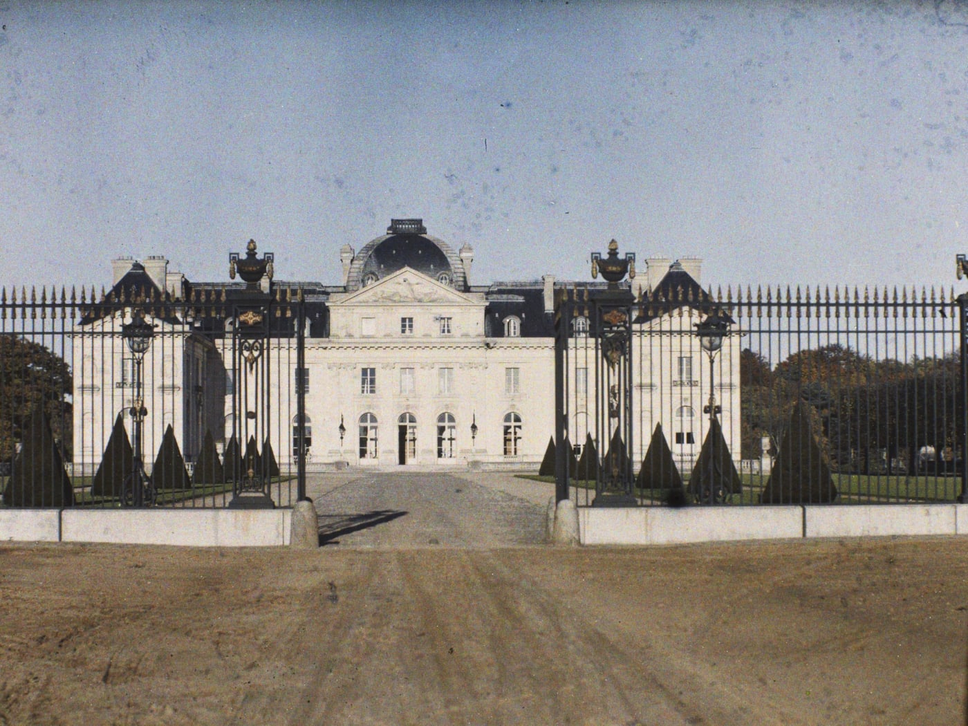 Les grilles et la cour d'honneur du château de Voisins en 1927, autochrome des Archives de la Planète