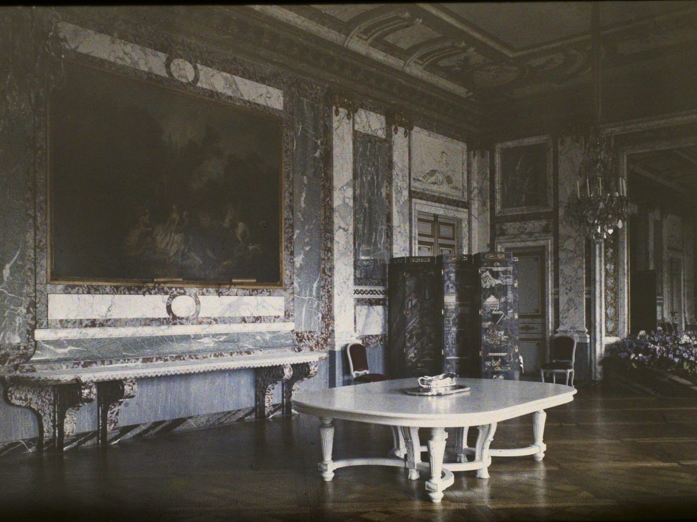 La salle à manger du château de Voisins en 1927, marbres et grande table, autochrome