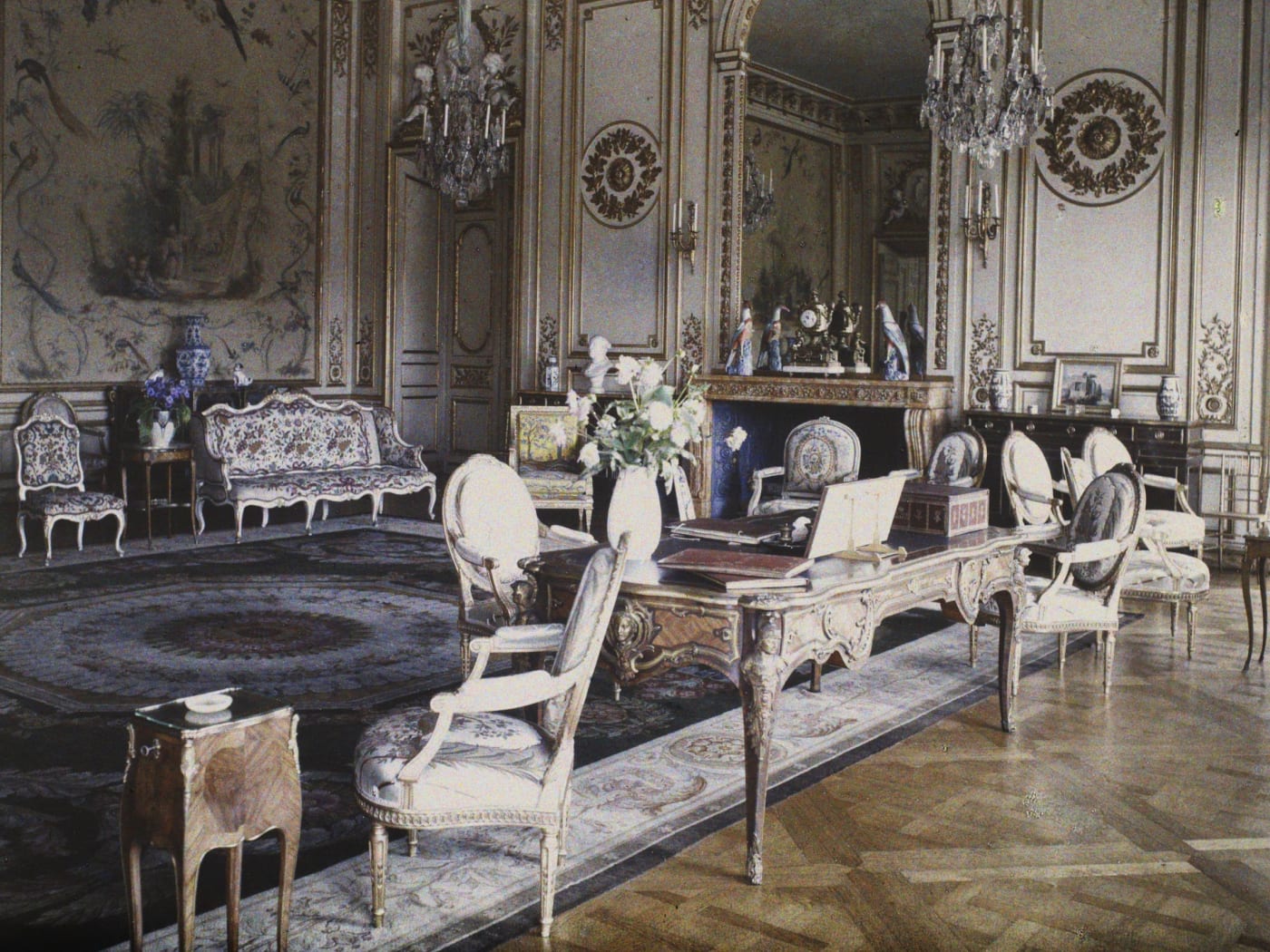 Le grand salon du château de Voisins en 1927, boiseries et mobilier XVIIIe, autochrome