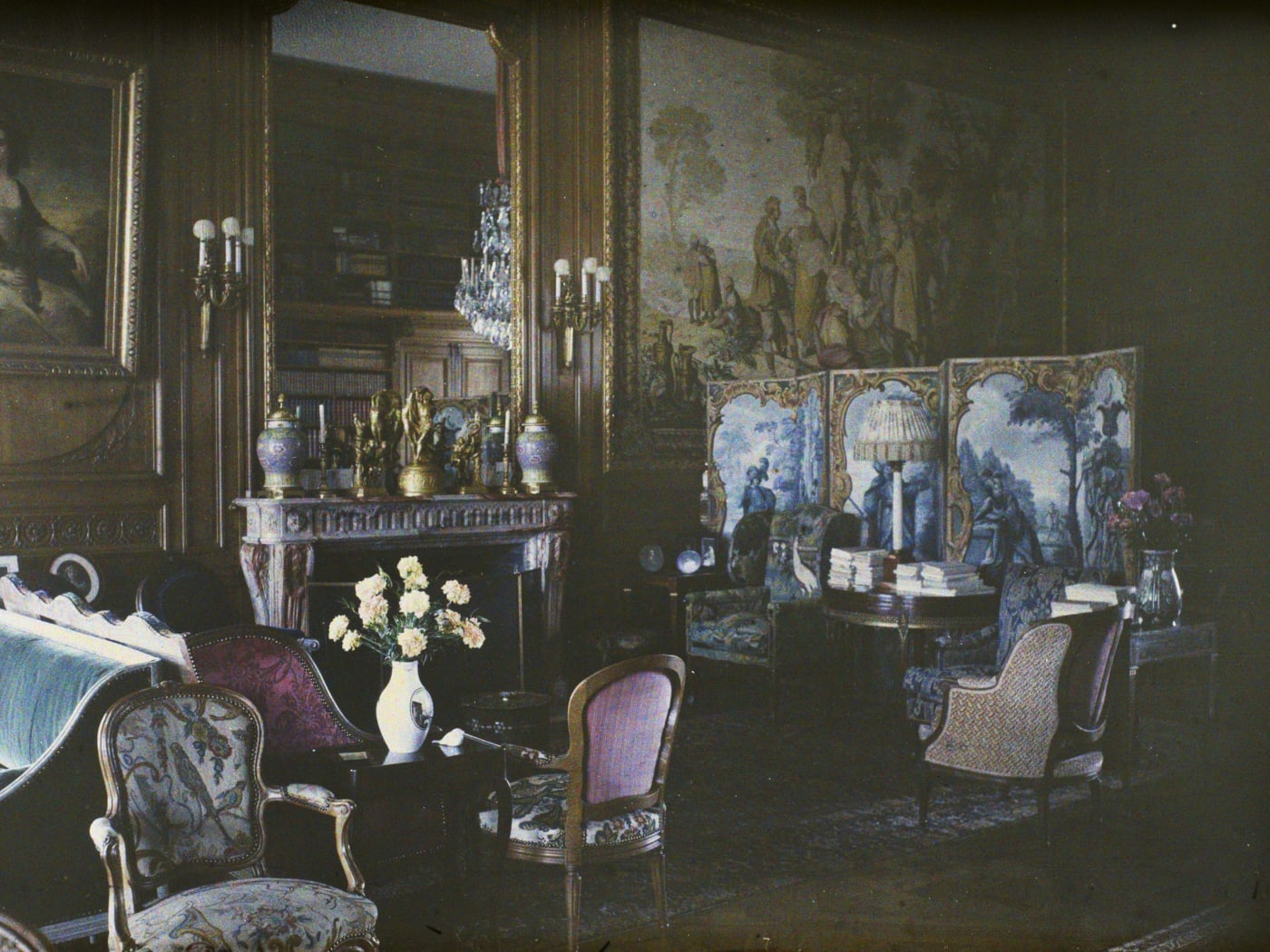 La bibliothèque du château de Voisins en 1927, paravents et tapisseries, autochrome