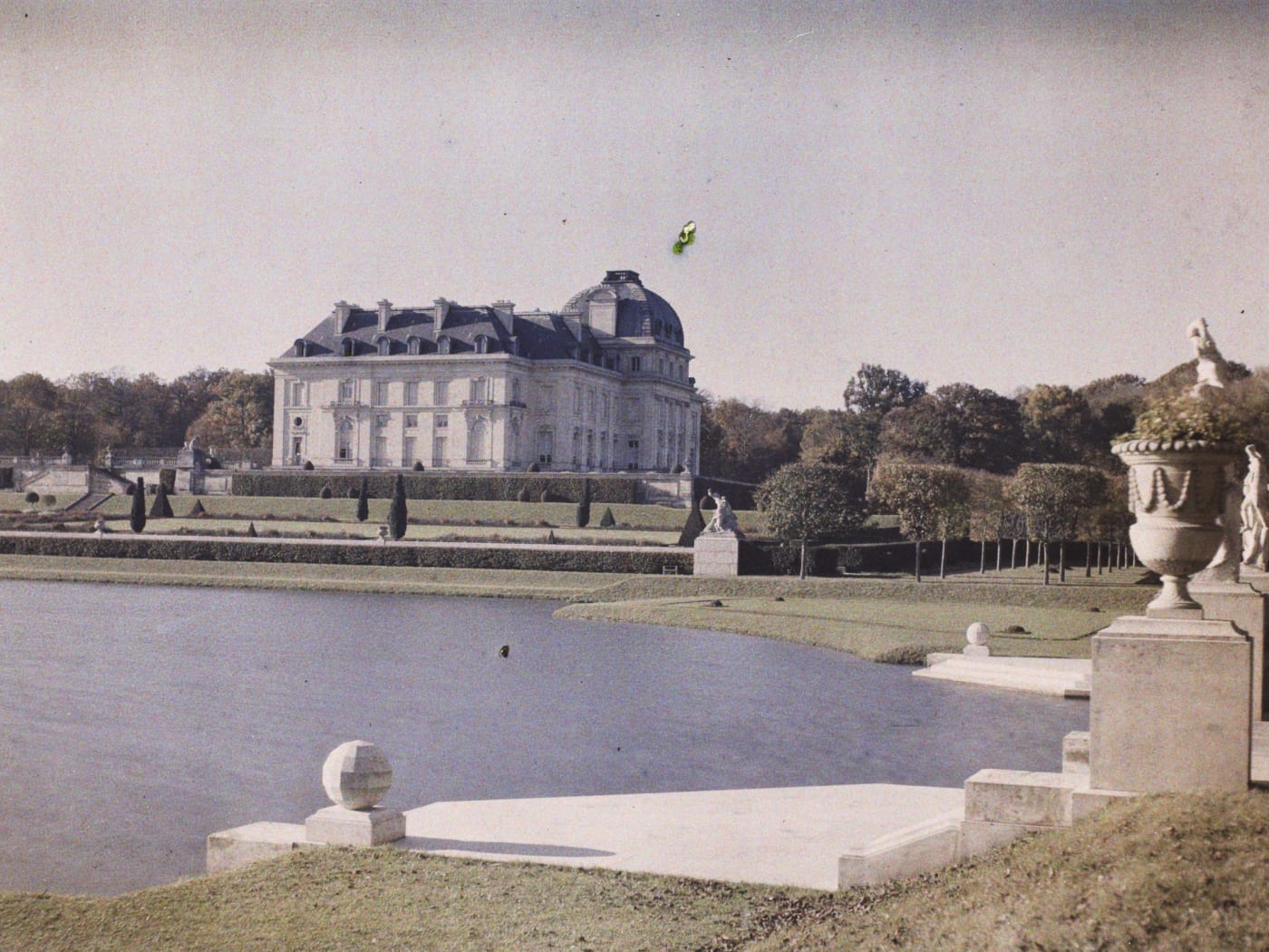 Les jardins à la française d'Achille Duchêne et le château de Voisins en 1927, autochrome