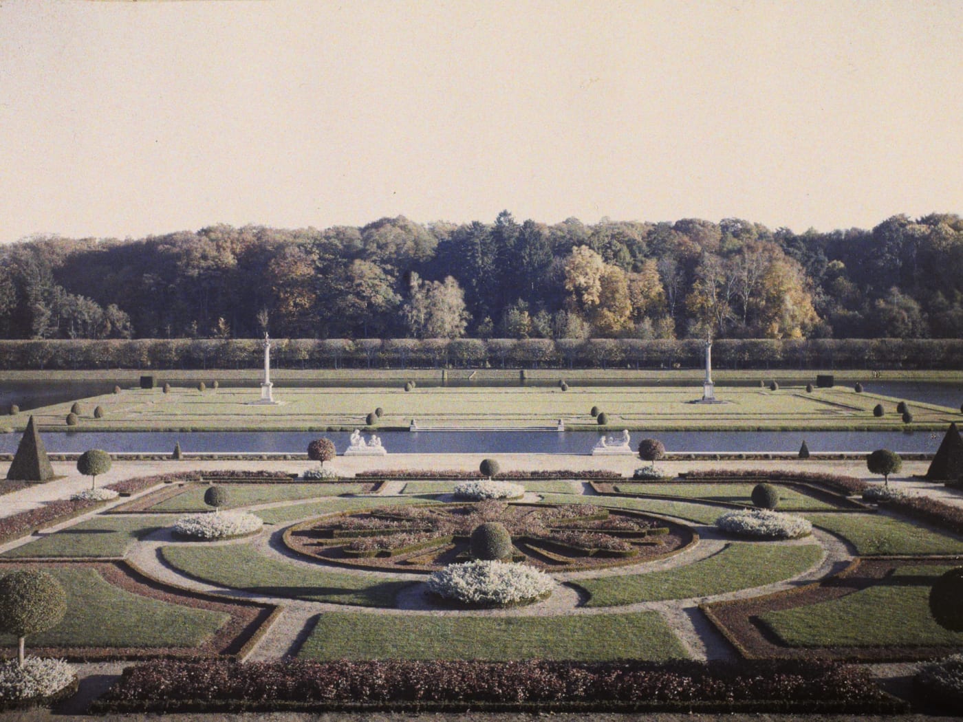 Les parterres de broderie du parc du château de Voisins en 1927, autochrome