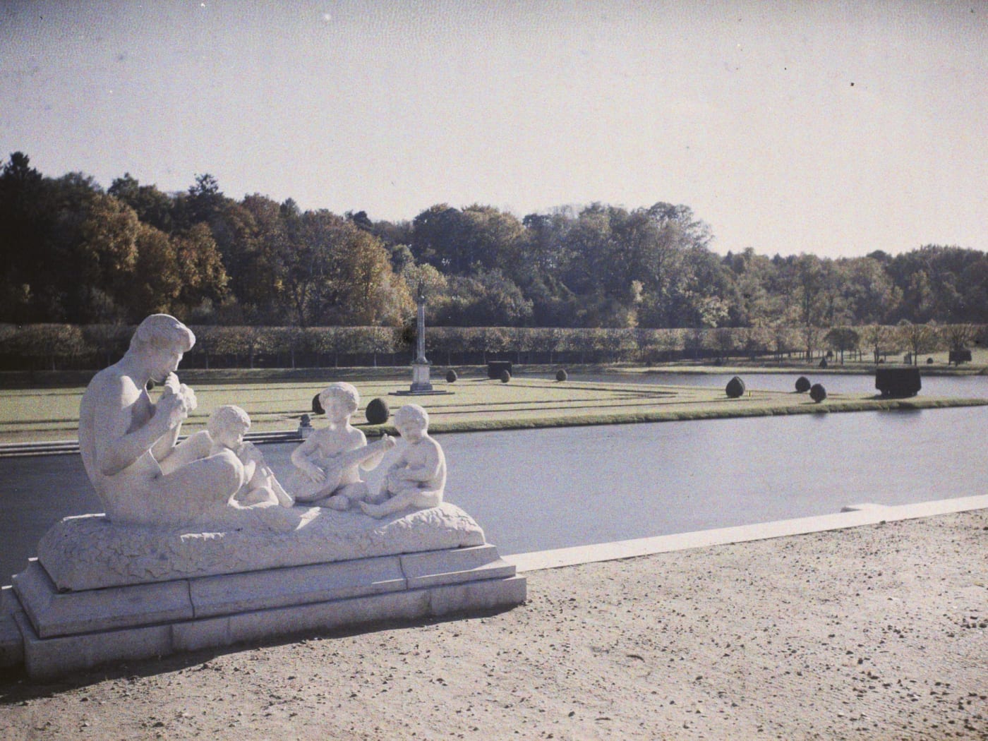 Groupe sculpté au bord du grand bassin du château de Voisins en 1927, autochrome