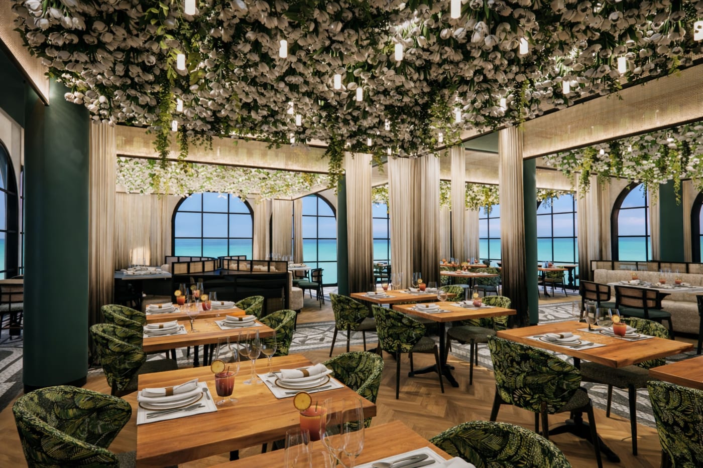 Rendu d'une salle de restaurant du resort The Pyrmont Curaçao avec plafond végétal et fenêtres en arc sur la mer