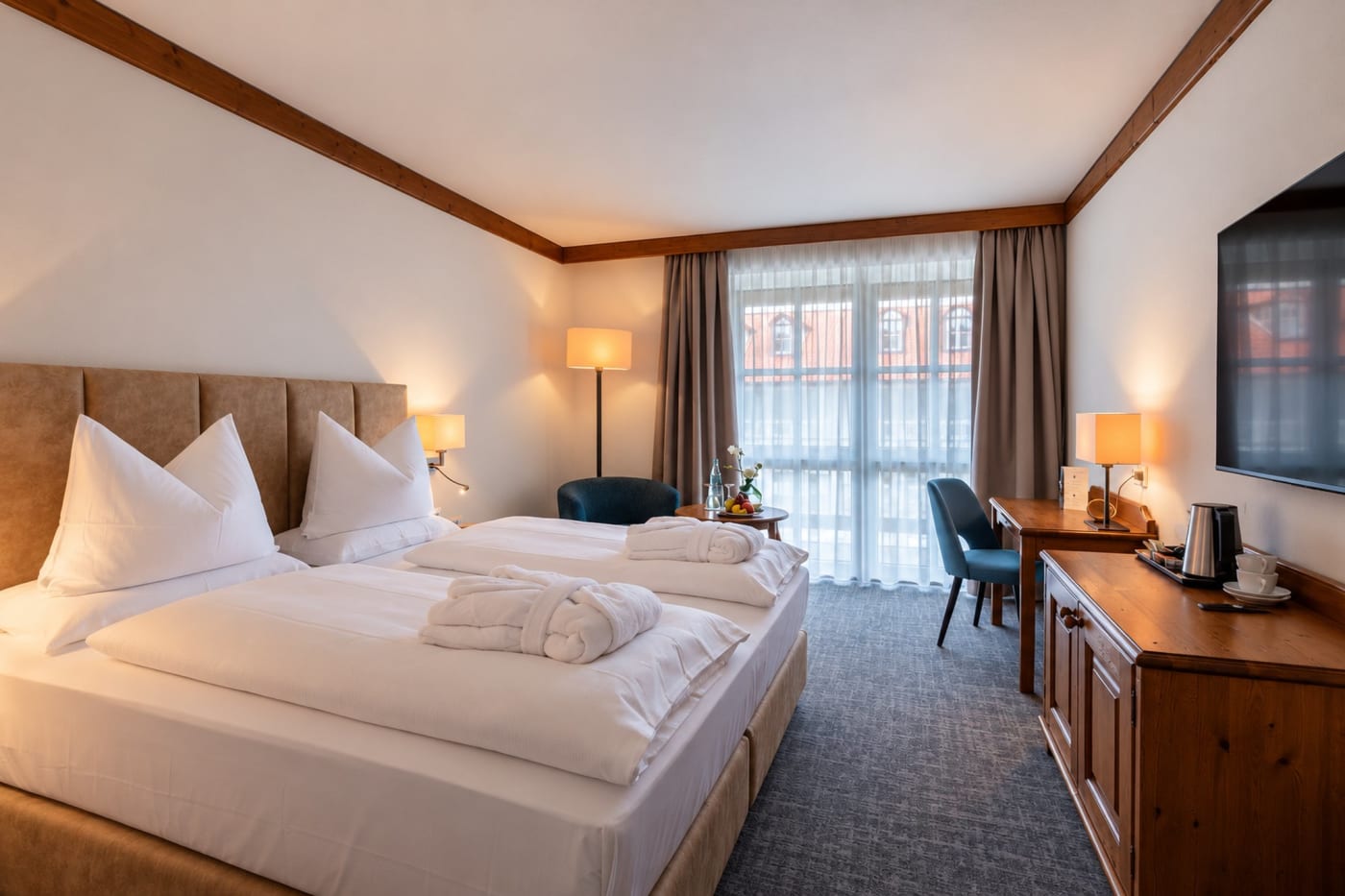 Une chambre rénovée de l'Ensana Fürstenhof, lit double, boiseries et grande baie vitrée