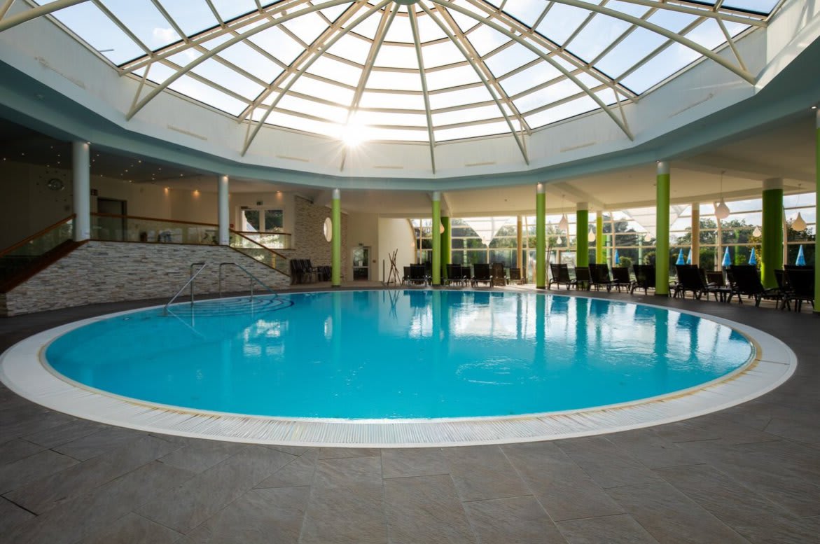 La piscine thermale intérieure sous coupole vitrée de l'Ensana Fürstenhof