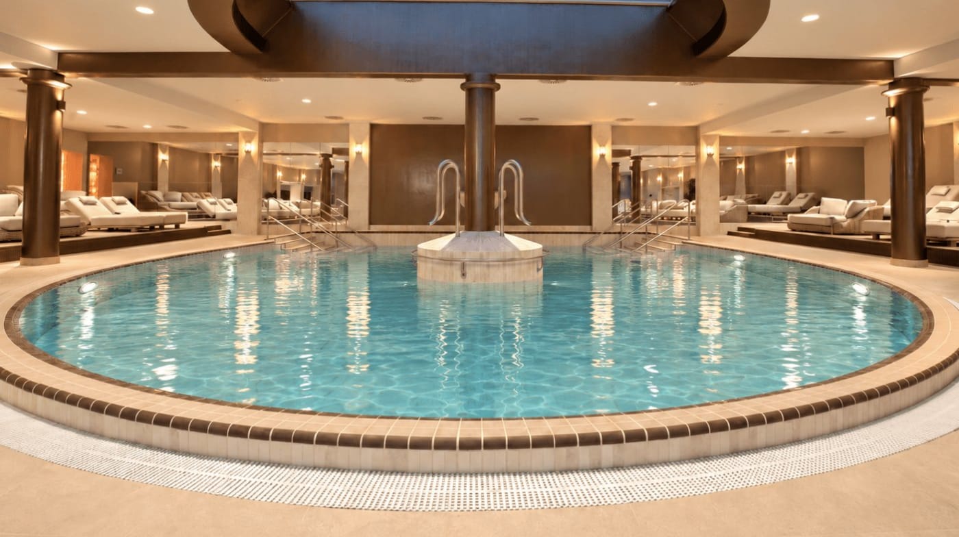 Le bassin thermal rond entouré de colonnes du spa de l'Ensana Fürstenhof