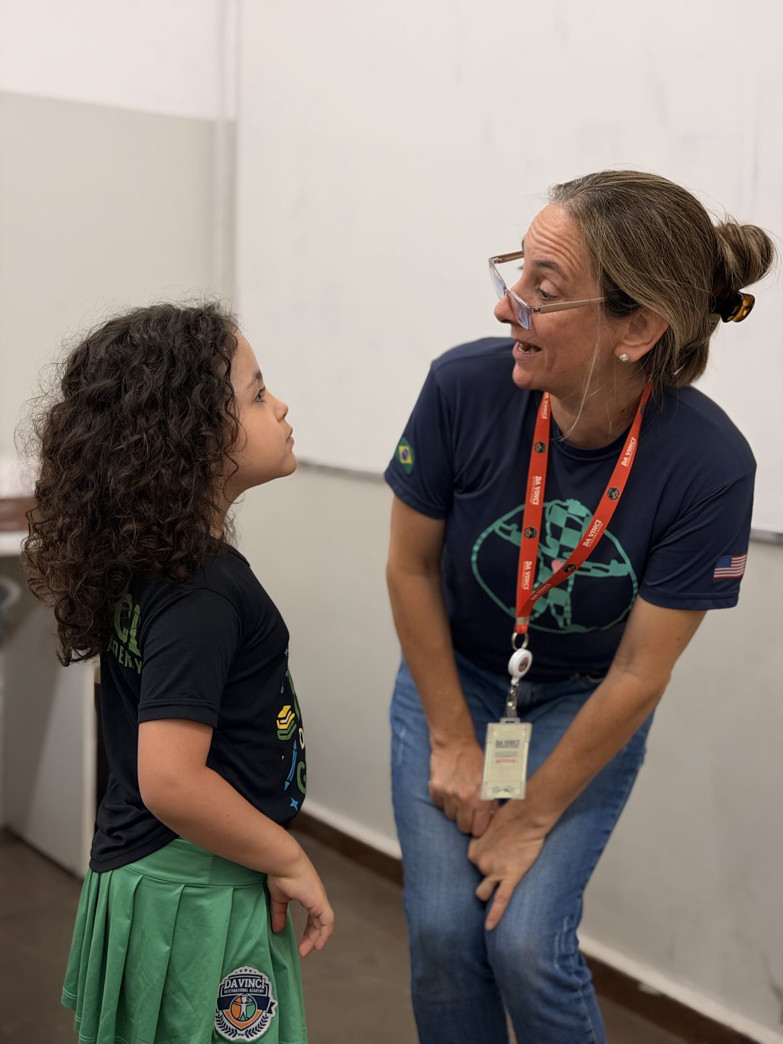Professora e aluna em momento acolhedor e atencioso na Da Vinci Academy