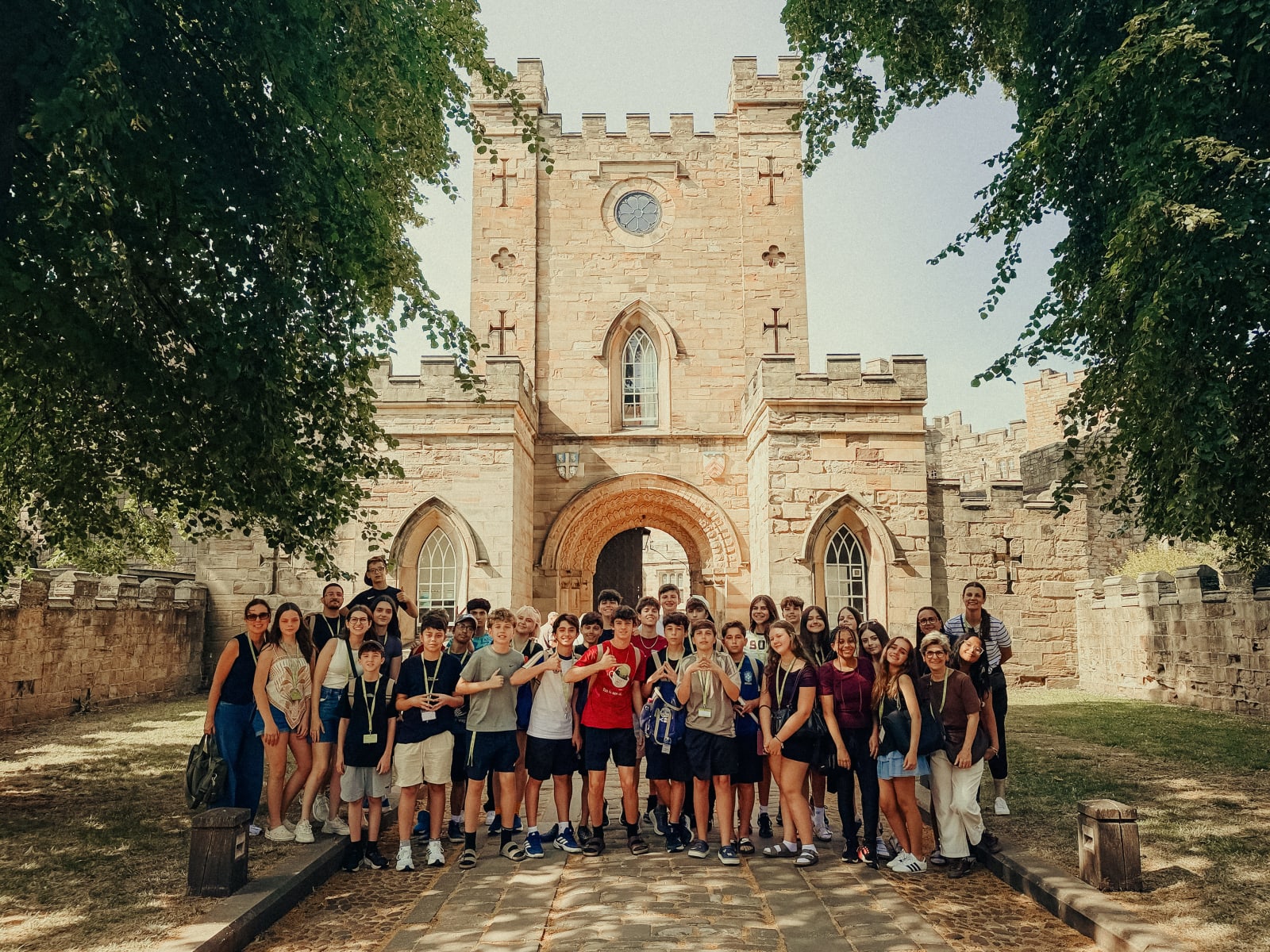Grupo de estudantes da Da Vinci Academy em frente ao edifício clássico em experiência internacional no Reino Unido
