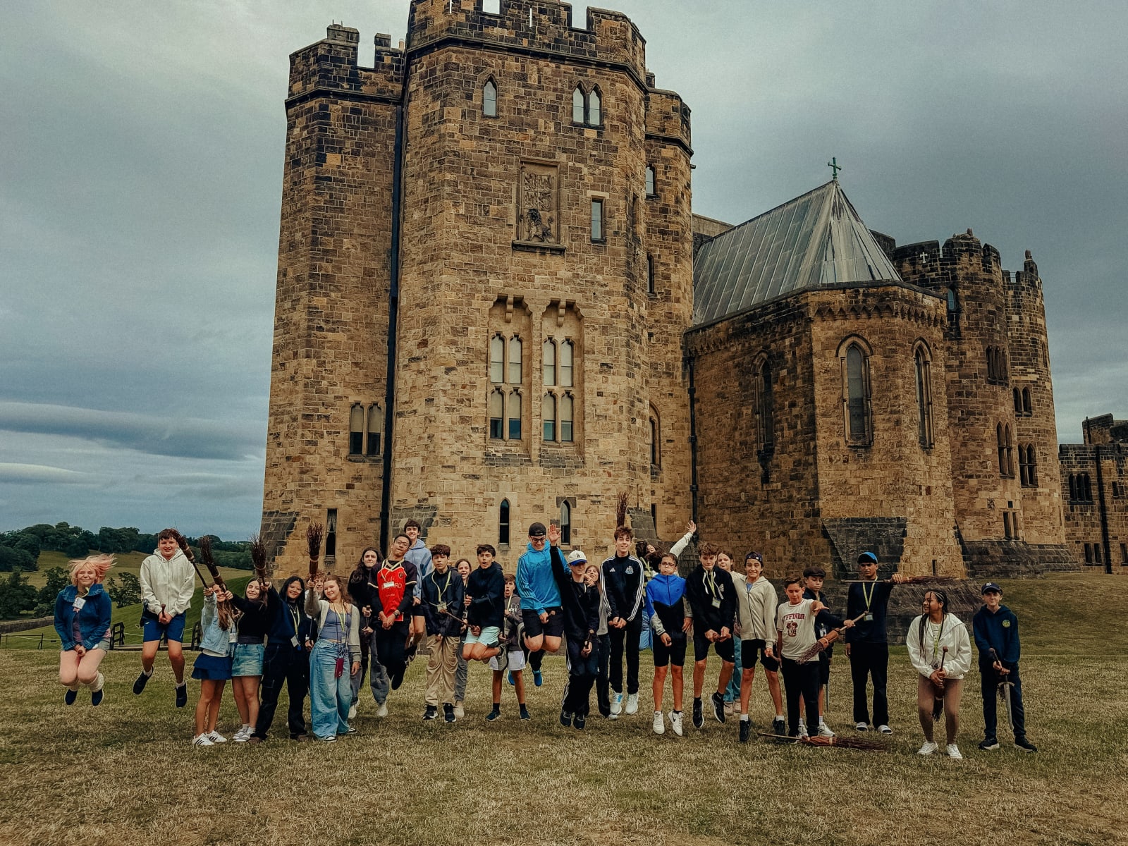 Estudantes da Da Vinci Academy em experiência internacional com arquitetura histórica ao fundo