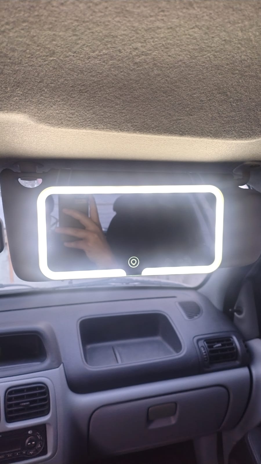 Espejo LED encendido dentro del auto