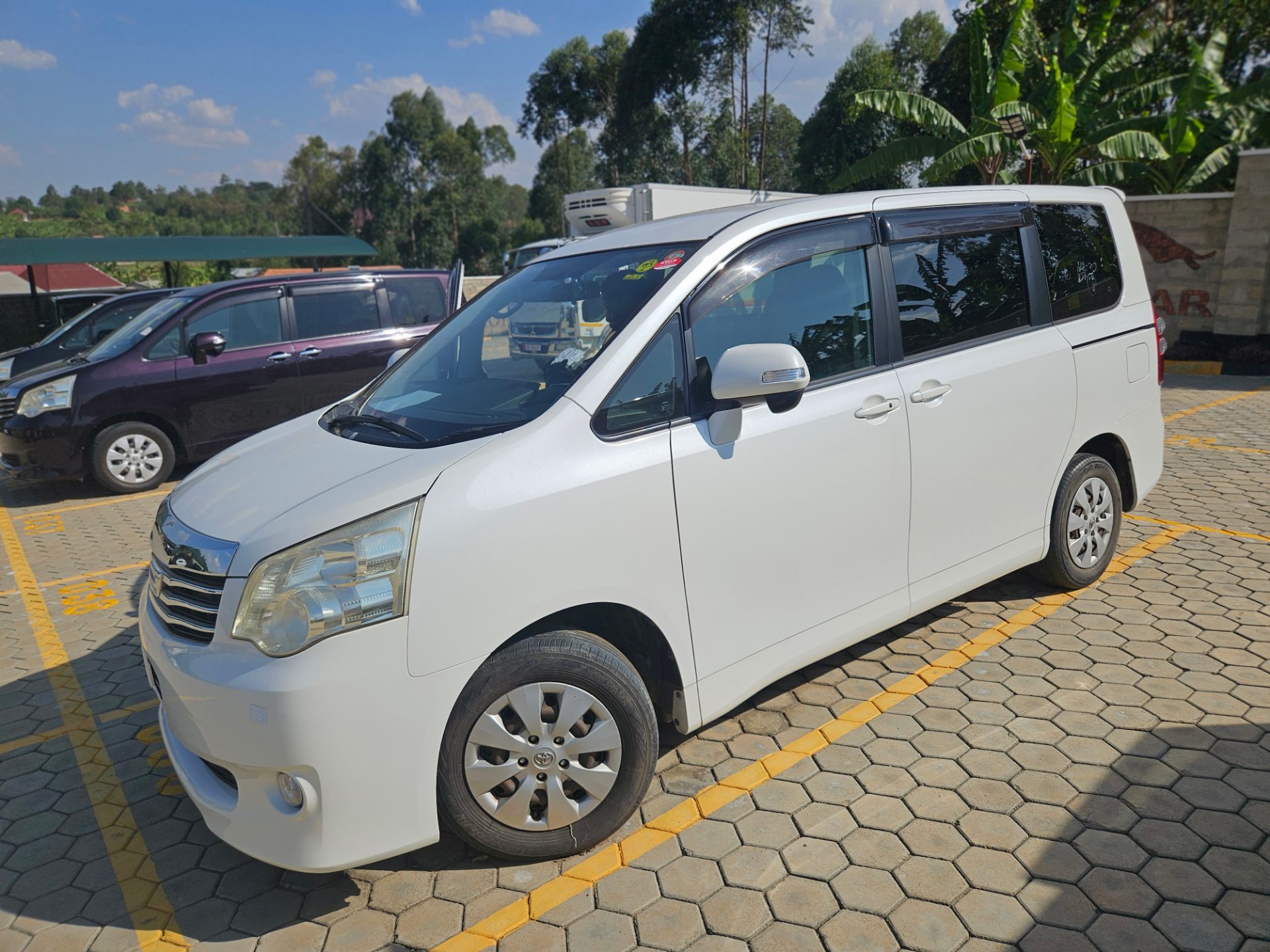 Toyota Noah (2013)