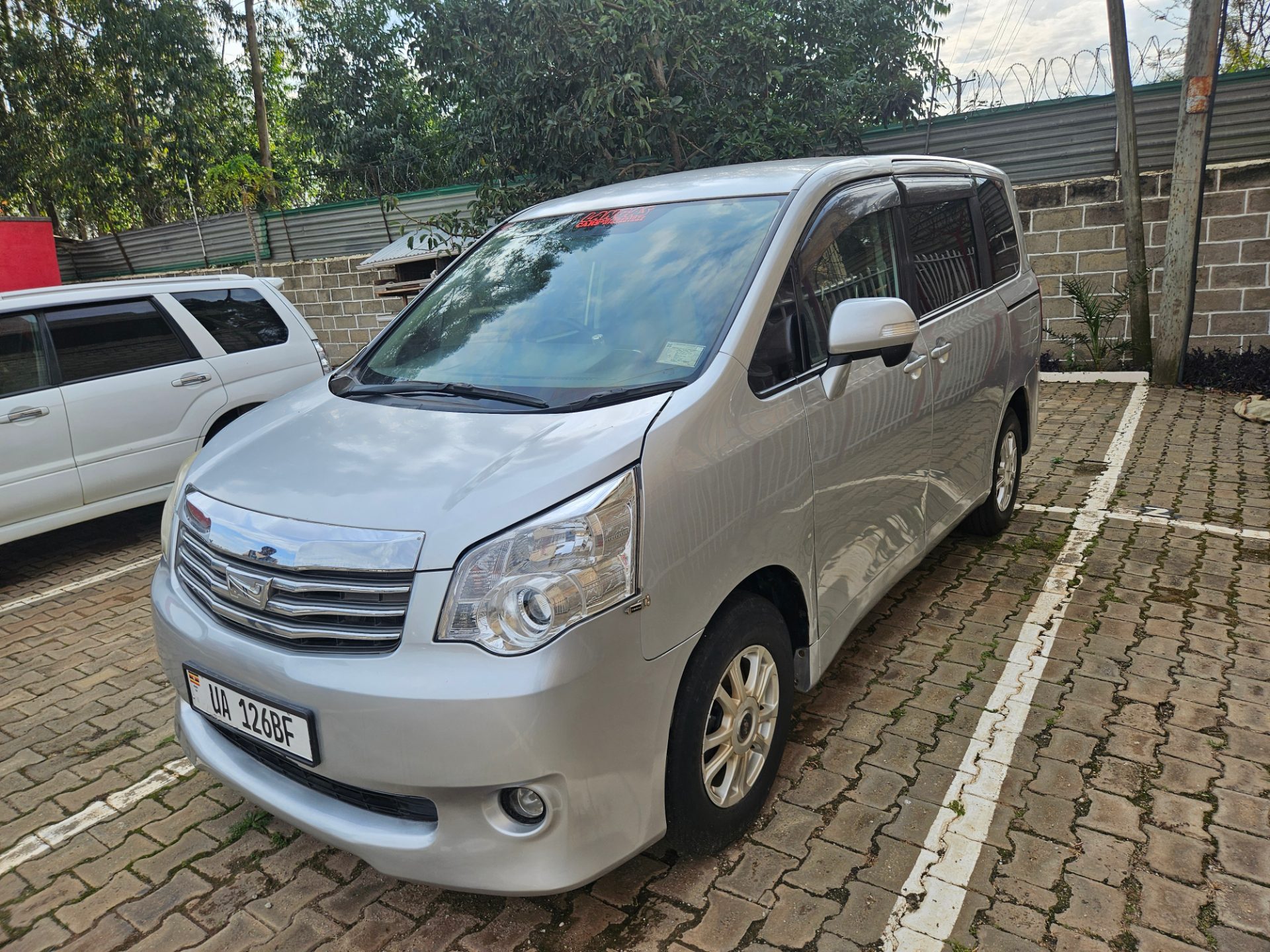 Toyota Noah X (2012)