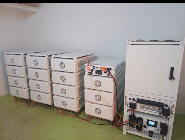 Commercial rooftop solar with hybrid inverter