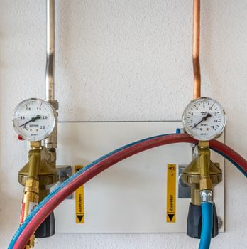 manomètre de pression posé sur un pneu de remorque professionnelle sur une aire de chargement, lumière naturelle de fin de journée, ambiance atelier utilitaire