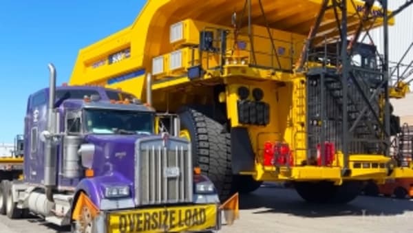 Komatsu ya tiene 1.000 camiones eléctricos autónomos trabajando en el mundo: así son estos monstruos capaces de mover 290 toneladas de carga