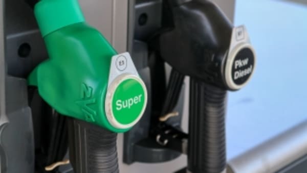 Tras analizar 9.000 gasolineras en España, este informe concluye que 1 de cada 4 subió el precio del combustible tras la reducción del IVA