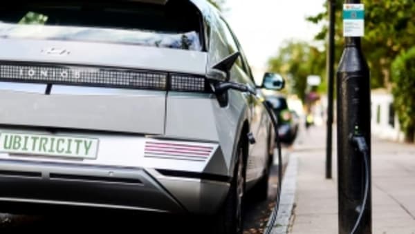 Este país encuentra una solución para tener un coche eléctrico sin necesidad de disponer de una plaza de garaje para aparcarlo y cargarlo cada día