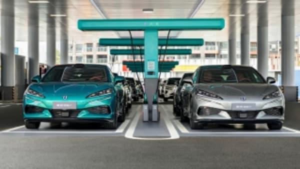 BYD ha construido 5.000 estaciones de carga ultrarrápida en 27 días, mientras que en España activar un punto se tardan meses