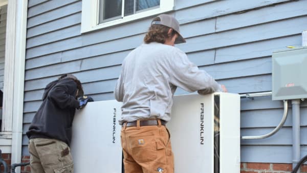 This US city is putting solar + batteries on 150 homes to cut bills