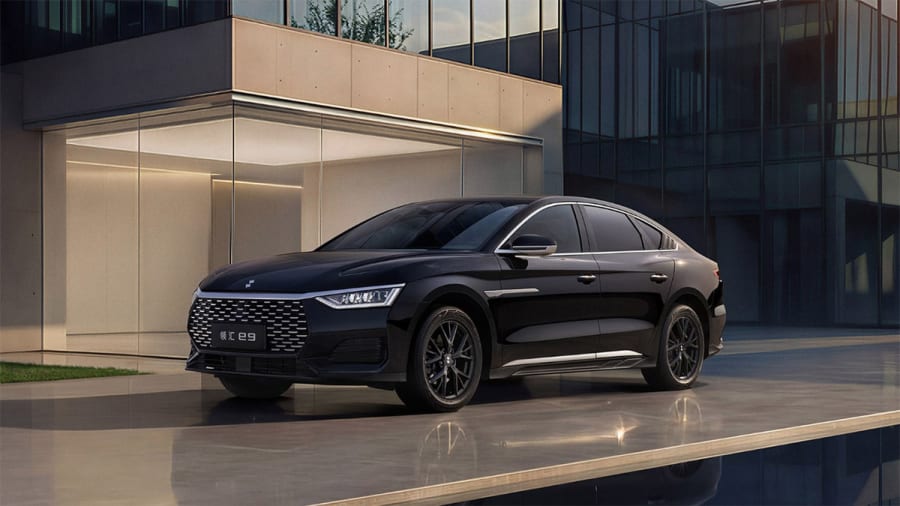 BYD's fleet-focused brand Linghui launches e9 flagship sedan equipped with flash charging