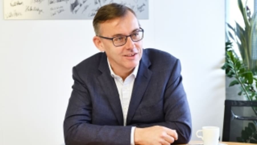 El CEO de Peugeot, Alain Favey, lo deja claro: "Los coches con motor de combustión no durarán para siempre"