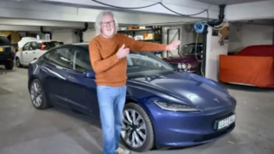 James May, expresentador de Top Gear, usa a diario un Tesla Model 3 y ahora ha revelado las 12 cosas que no le gustan de su coche eléctrico