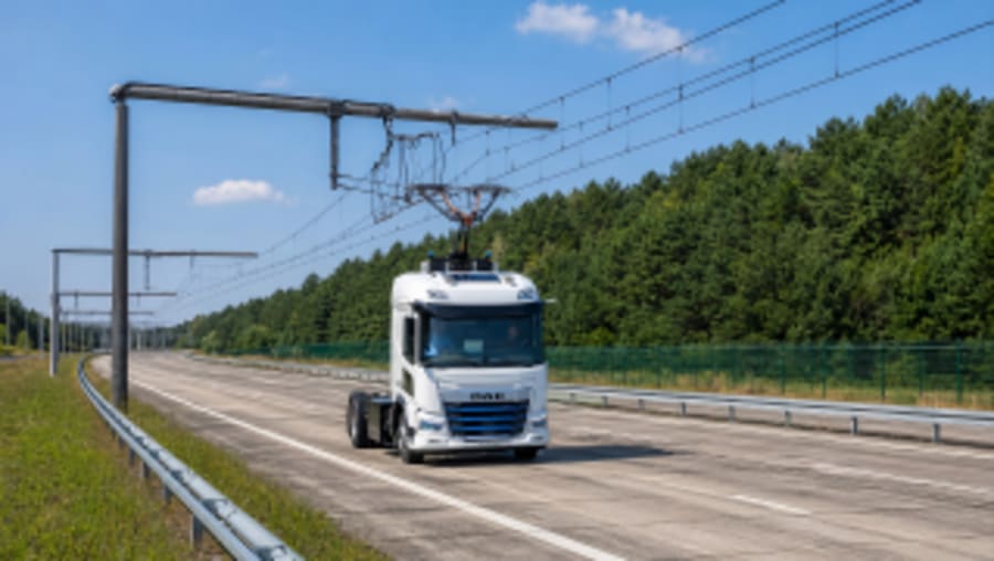 Más de 10.000 km recorridos y 5.900.000 € de inversión: Alemania prueba con éxito camiones eléctricos que se cargan en marcha