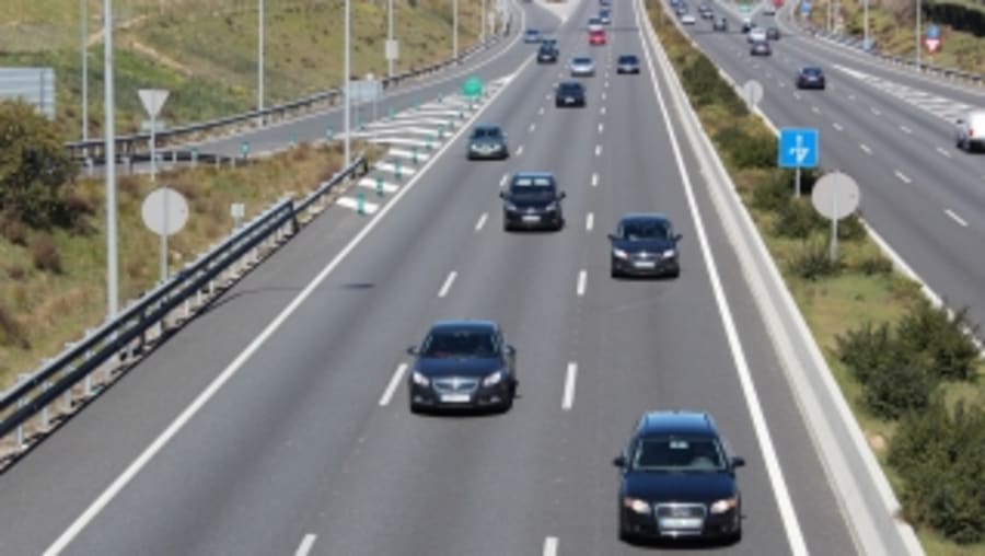 España prueba la tecnología de límite de velocidad variable controlado por IA en un conocido tramo de autopista de 150 km