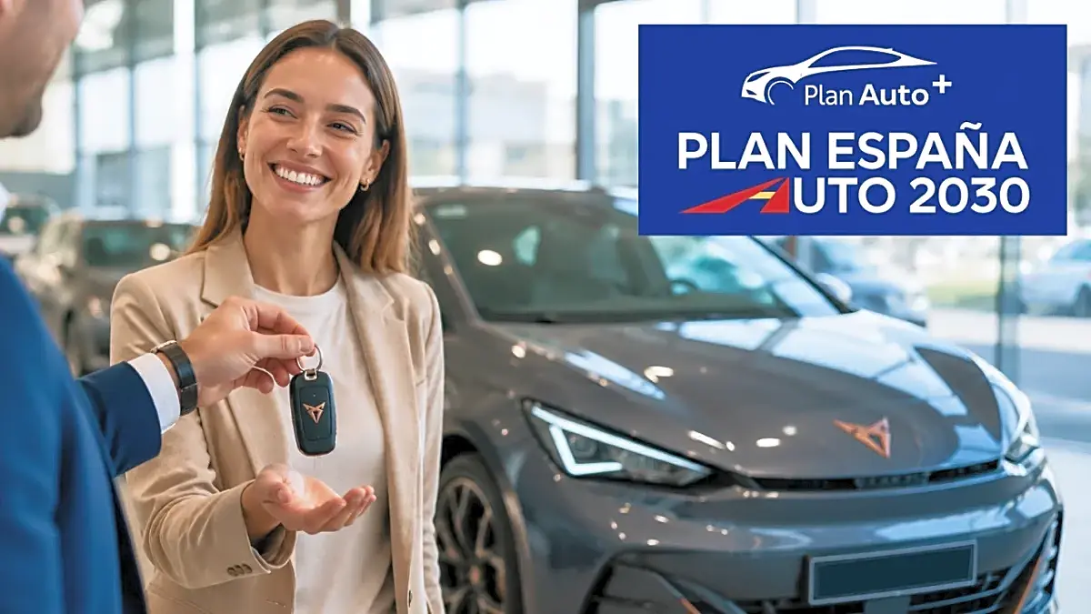 Una mujer sonriente recibe las llaves de un coche Cupra gris oscuro de un hombre en un concesionario, con un cartel azul de "Plan España Auto 2030" en la esquina superior derecha.