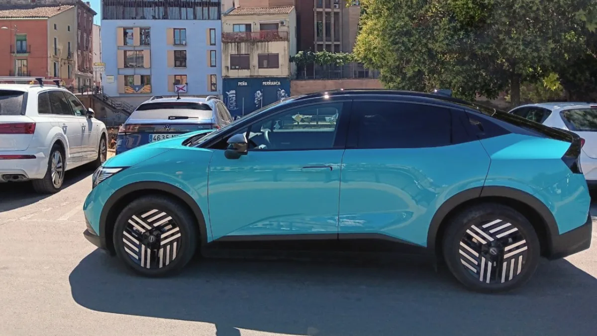 Un Nissan Leaf 2026 con Barbastro al fondo.
