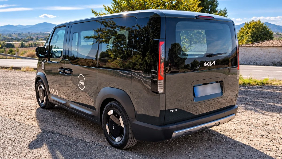 Kia PV5 visto de tres cuartos trasero, con portón cerrado y pilotos verticales.