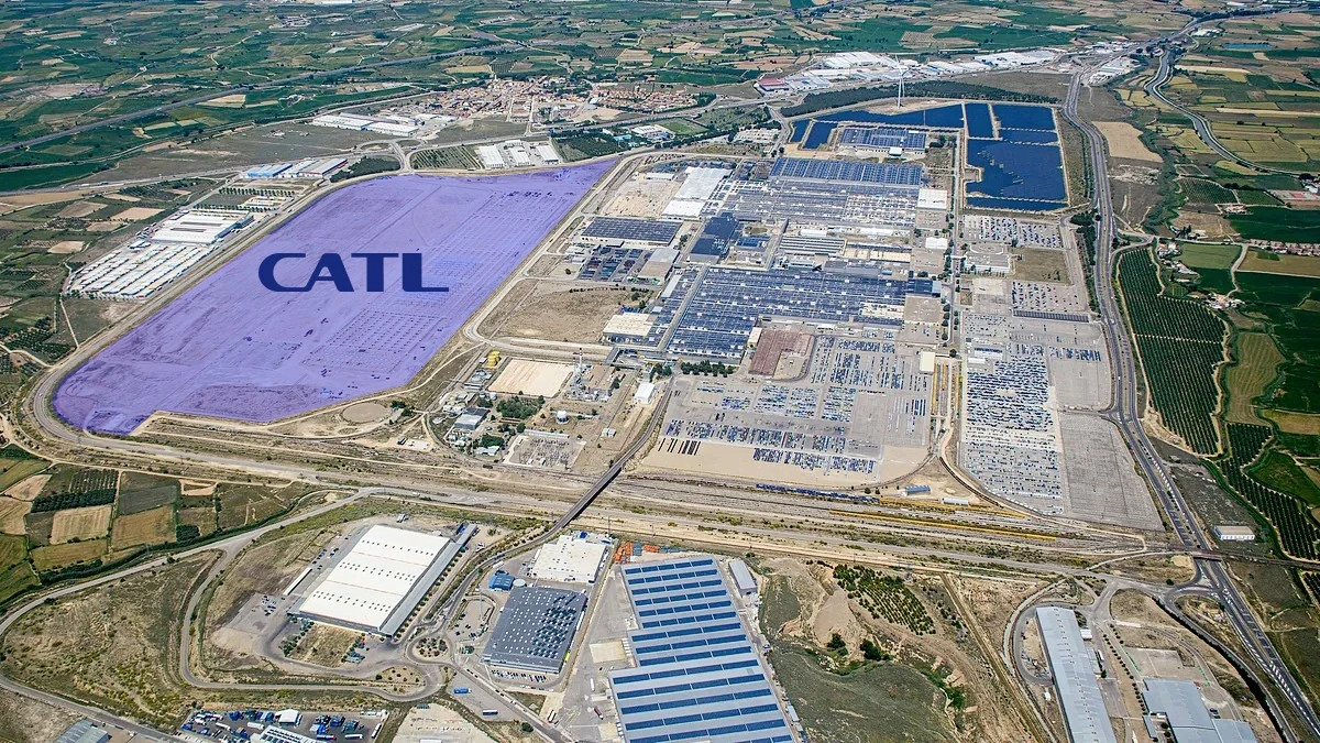 Vista aérea de un extenso complejo industrial rodeado de campos de cultivo, con una gran explanada sombreada en azul que muestra el logotipo de CATL.