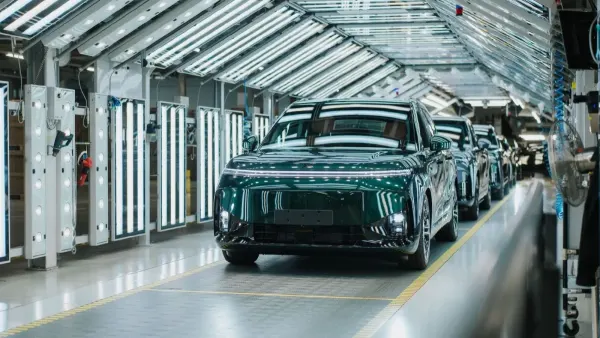 Xpeng G9L, producción piloto en Austria antes de su estreno en París