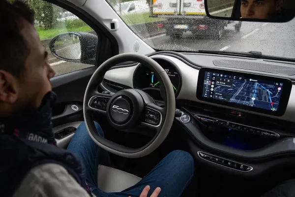 Fiat 500e, Stellantis prueba la conducción sin manos con IA para 2028