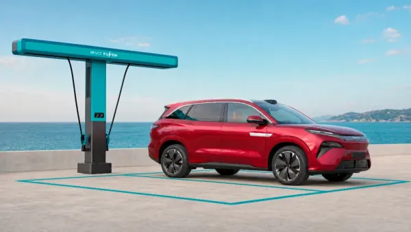BYD Atto 8, recarga del 10% al 97% en 9 minutos y llegada en 2027