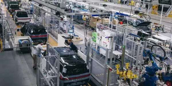 Rivian, Doug Field liderará la startup Mind Robotics de RJ Scaringe